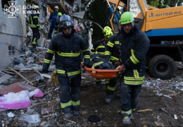 Рятувальники всю ніч діставали тіла з-під завалів у Києві. Жертв майже удвічі більше. У столиці сьогодні оголошено траур