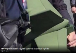 Путін боїться бути атакованим з повітря. На відео показали, який незвичний пристрій носять із собою охоронці диктатора