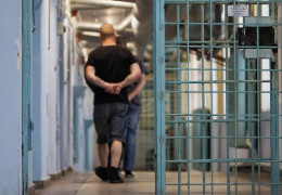 У Хмельницькому безробітного, який вкрав ноутбук і 26 шоколадних батончиків, суд посадив на п’ять років у тюрму