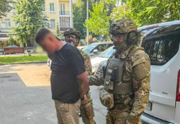 Затримали депутата від "Слуга народу" Олексія Кузнєцова, який заробляв гроші на війні разом із трьома спільниками. Серед них - Сергій Гайдай, який раніше був керівником Луганської ОВА