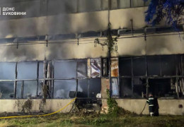 53 рятувальники та 11 одиниць техніки: у Чернівцях гасили пожежу на великому підприємстві