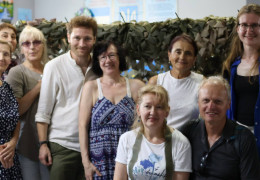 Німці відвідали у Чернівцях волонтерів-"павучків", які плетуть сітки для фронту. Вони сильно дивувалися і допомогли закрити збір на 650 квадратних метрів маскування