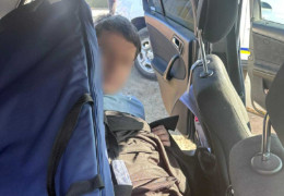 На кордоні у Закарпатті піп Московського патріархату під рясою за 10 тисяч доларів віз ухилянта від мобілізації
