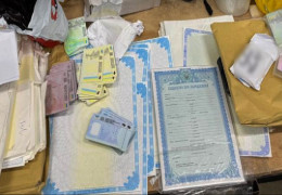 На Буковині викрили канал постачання з Румунії фальшивих бланків українських документів: від водійських посвідчень і свідоцтв про реєстрацію авто до дипломів про освіту та нотаріальних бланків