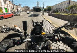 Польські байкери показали Чернівці. Їх шокувало, що у центрі міста українці не могли відстояти храм у Московського патріархату, щоб правити там рідною мовою