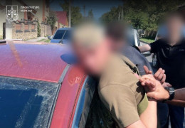 На Буковині затримали двох військовослужбовців ТЦК за підозрою в організації незаконного переправлення осіб до Румунії. Брали від 7 до 24 тисяч доларів з ухилянта