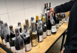 На Буковині вручили кримінальну підозру чоловікові, який контрабандою перевозив через кордон 30 пляшок елітного французького вина. Де ділося вино - не повідомляється