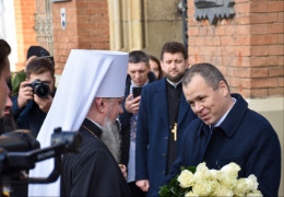 Митрополит Епіфаній очолив урочисте Богослужіння з нагоди 150-річчя ЧНУ. Зустрічали предстоятеля в університеті Запаранюк і Білоскурський