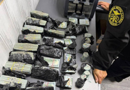 Не вірила, що гроші знайдуть: на Буковині зухвала контрабандистка намагалася провезти до Румунії майже мільйон доларів у хитро обладнаній схованці в моторі авто. Митники показали відео