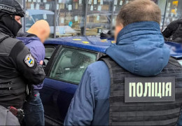 Затримали військового, який пропонував чоловікам незаконний "тур" до Румунії через Буковину. Ухилянти перевдягалися у військову форму, щоб легко проїхати блокпости