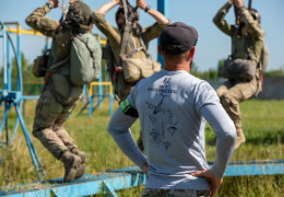 1700 польотів для «Гріфіна» і жодної паніки. Навіщо в ССО стрибки з парашутом? Інструктор повітряно-десантної підготовки розповів про секрети своєї роботи в Силах спеціальних операцій