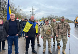 На Буковині четверо колишніх полонених, ветеранів війни, йдуть пішки понад 60 кілометрів, збираючи гроші для потреб підрозділу чернівецької тероборони