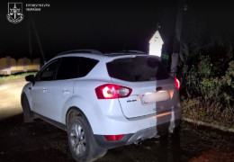 На Буковині прикордонник вирішив підзаробити на ухилянтах. Підвозив до кордону і давав інструменти різати огорожу