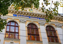 Освітянський скандал: у Чернівцях учителька обізвала учня "скотиною" на прохання розмовляти на уроці українською