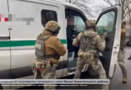 На Закарпатті затримали інкасаторів біля кордону, які в броневику з мигалками перевозили ухилянтів.
