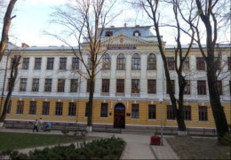 У Чернівцях звільнили вчительку ліцею, яка на прохання учня говорити українською назвала його "скотиною"