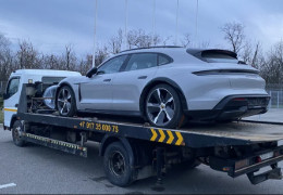"Перетворилися на цеглини": росіянам заблокували сотні Porsche через супутник