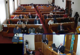 Сесія Чернівецької облради не змогла відкритися через відсутність кворуму. Очманілий від злості Мунтян звинуватив у ворожості до України "Єдину альтернативу"
