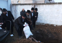 Хоронили, як людину: У Чернівцях на єврейському кладовищі поховали в могилі рештки книг, які згоріли внаслідок підпалу синагоги