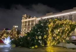 Символічний знак кінця епохи путіна: на Тверському бульварі Москви впала величезна ялинка