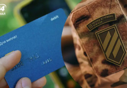 "Приватбанк" втрапив у скандал через відмову видати пластикову картку українському воїну, який втратив кінцівки на фронті. Бо він не зміг сфотографуватися з нею