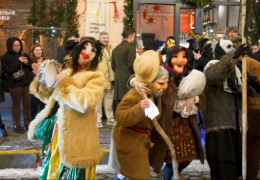 Буковинська Маланка у костюмах Міндіча і НАБУ збирала гроші для військових у Чернівцях