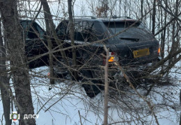На Буковині шалений водій на Range Rover з сімома чоловіками наїхав на прикордонника, намагаючись прорватись до Румунії, і утік. Що було далі