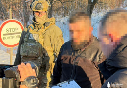 На Буковині затримали і показали посадовця митного поста, який брав по 100 доларів за кожен незаконно ввезений iPhone