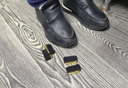 Золото у шкарпетках: митники показали відео, як у Порубному на кордоні з Румунією двоє громадянок України намагалися вивезти до ЄС золоті злитки