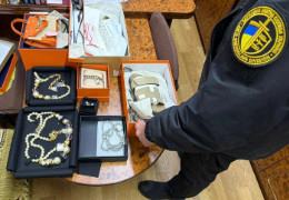 Брендові речі маже на 4 мільйони: буковинські митники показали, що знайшли у бусі, який прибув з Італії