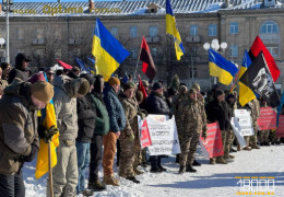 Протести ветеранів у Черкасах. Вони вимагають справедливого розслідування подій у селі Нехворощ, де вбили ексвійськового, який розстріляв чотирьох поліцейських