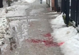 Чоловік, якого рятували медики на вулиці Садовій від кровотечі, помер у лікарні. Кажуть, ознак насильницької смерті не виявлено