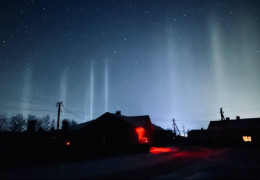 Знак завершення війни? У небі над заходом України помітили загадкові "світлові стовпи". ФОТО