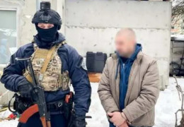 Викрав авто та стріляв у поліцейських з вікна будинку: на Рівненщині затримали дезертира з арсеналом зброї