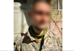 Троє поранених та пошкоджене авто від вибуху гранати. У Чернівцях поліцейські оголосили підозру військовому, який кинув вибухівку