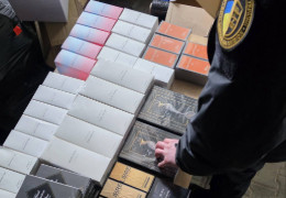 На Чернівецькій митниці в автобусі вилучили контрабанду парфумерії та одягу світових брендів на 2,5 млн. Показали відео спеціальних хованок