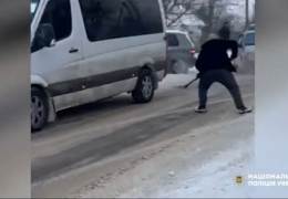 У Мамализі на Буковині група осіб перекрила дорогу спецпризначенцям і намагалася визволити затриманого дезертира. Довелося розганяти агресивний натовп пострілами в повітря. НОВЕ ВІДЕО