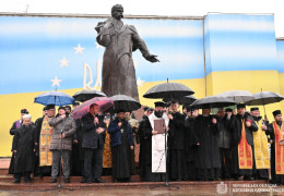 У 4-ті роковини початку великої російсько-української війни на Центральній площі Чернівців відбувся День Національної молитви