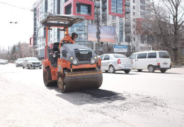 У Чернівцях "МіськШЕП" не зможе власними силами оперативно залатати всі вибоїни і ями на дорогах міста. Залучатимуть субпідрядників