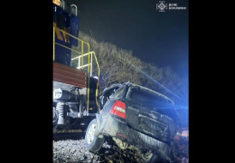 На переїзді у Дубівцях позашляховик Kia Sorento влетів під потяг. Водій загинув на місці