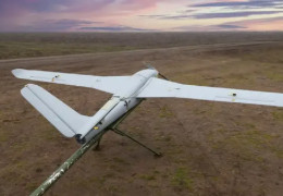 Український дрон-бомбардувальник повернувся з завдання із проткнутим металевим тризубцем у корпусі... ФОТО