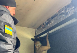 Контрабанда на Чернівецькій митниці: як розпаковують "порожні" буси на кордоні з Румунією