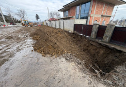 День сьомий: під час аварійно-відновлювальних робіт на каналізаційному колекторі на вулиці Роменській у Чернівцях через просідання ґрунту виявлено два провалля і частково обвалився паркан