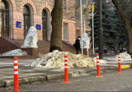 Біля Чернівецької обласної адміністрації заборонили паркування і встановили обмежувачі. Причина заборони це...