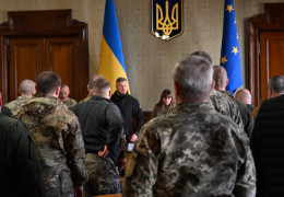 Осипенко зібрав у "будинку з левами" представників усіх військових частин, дислокованих на Буковині. Змушений терміново виправляти "косяки" Запаранюка