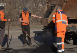 Ями на дорогах Чернівців: де вже ремонтують і скільки мільйонів це вартує
