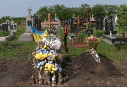 На Львівщині з почестями поховали військового біля свіжої могили матері. Тепер він знайшовся у полоні. Кого ж похоронили?