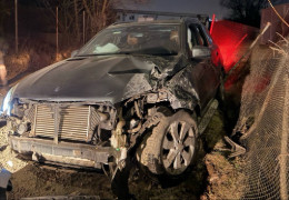 У Чернівцях смертельно п'яний водій позашляховика Mercedes-Benz наїхав на електроопору та зумів утекти
