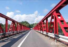 Їздимо на свій страх і ризик. Автомобільний міст через річку Прут на вулиці Січових Стрільців у Чернівцях може обвалитися будь-якої миті