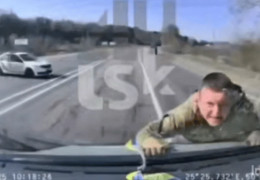 На Волині водій прокатав військового ТЦК на капоті, тікаючи від мобілізації. Показали відео